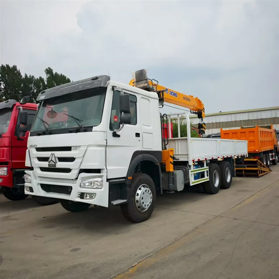 Sinotruck Howo 8x4 Diesel Truck Mounted Crane